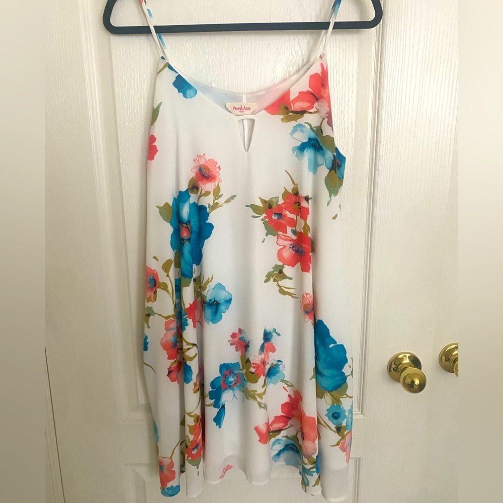 Peach Love flowy flowered dress, Size M, has pockets!